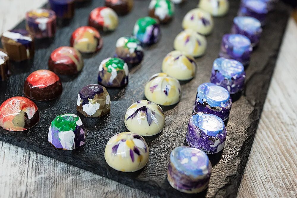 Глянцевые конфеты. Корпусные шоколадные конфеты. Корпусные конфеты с начинкой. Корпусные конфеты с начинкой мастер класс. Академия шоколада карамель.