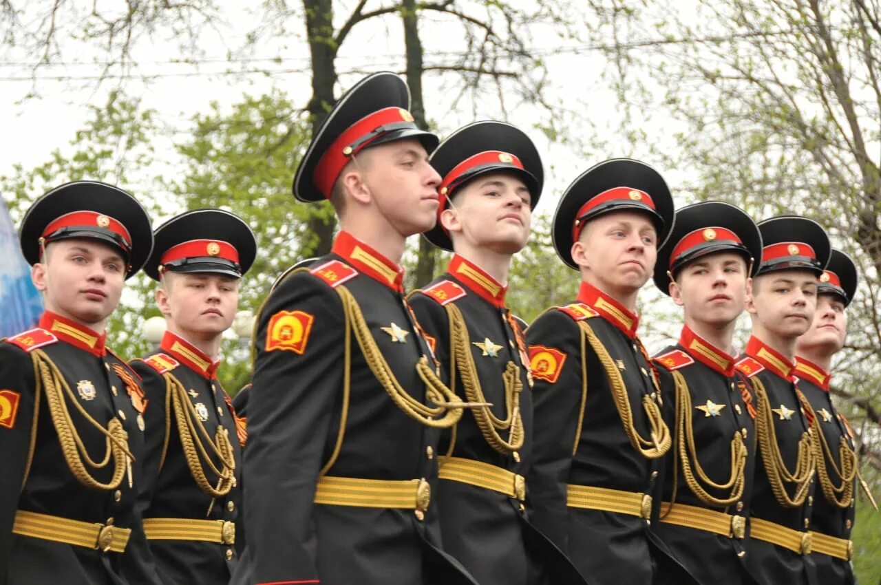 Суворовское военное училище в Москве парад. Тверское Суворовское училище на парадах Победы. Курсанты ВМЕДА на параде. Курсант военного училища. Стать курсантом военного училища