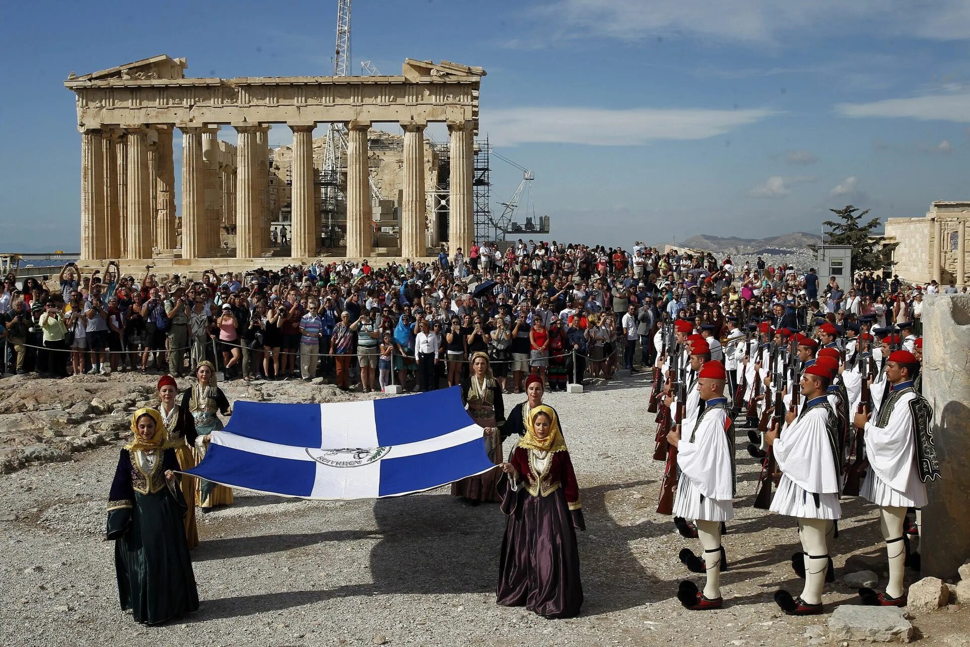 Самая большая греческая. Народ Греции. Жители Греции. Греция люди. Население Греции.