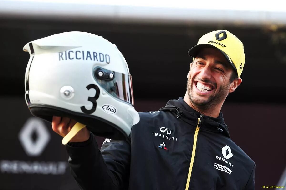 Самые известные пилоты формулы 1. Daniel Ricciardo в шлеме. Даниэль Риккардо пилоты формулы-1. Шлем Даниэль Риккардо. Шлем Даниэля Риккьярдо.