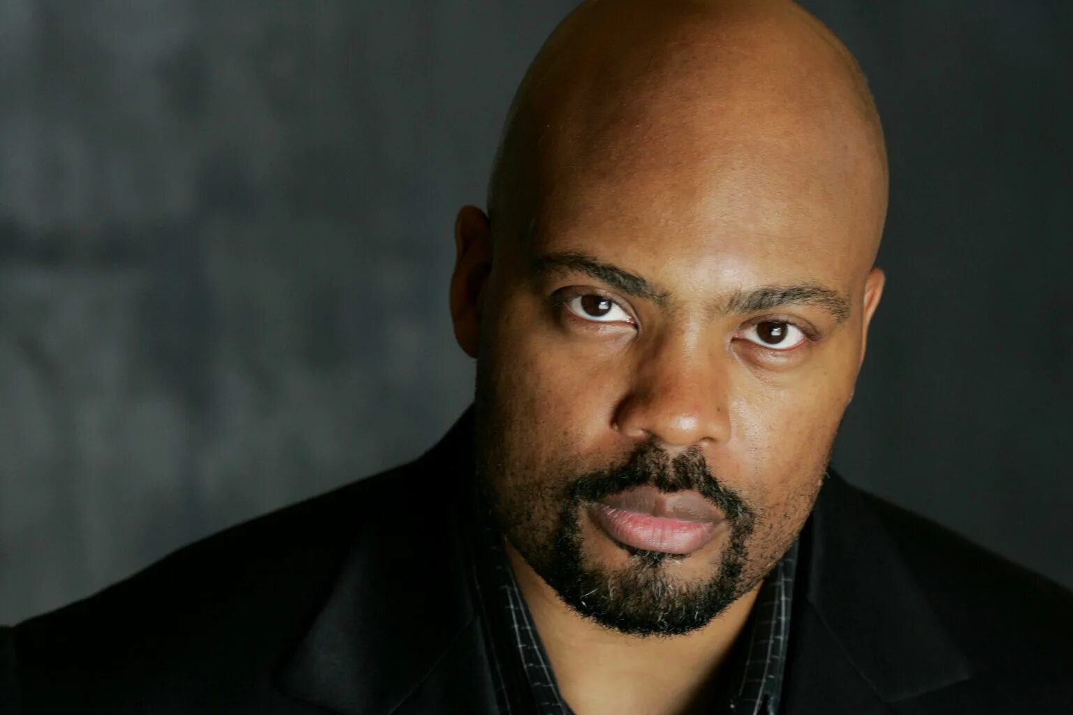 Руфус севел актер. Исайя вашингтон в сериале сотня. Джо холт. Руфус сьюэлл иллюзионист. Джеймс белуши к 9 собачья работа.