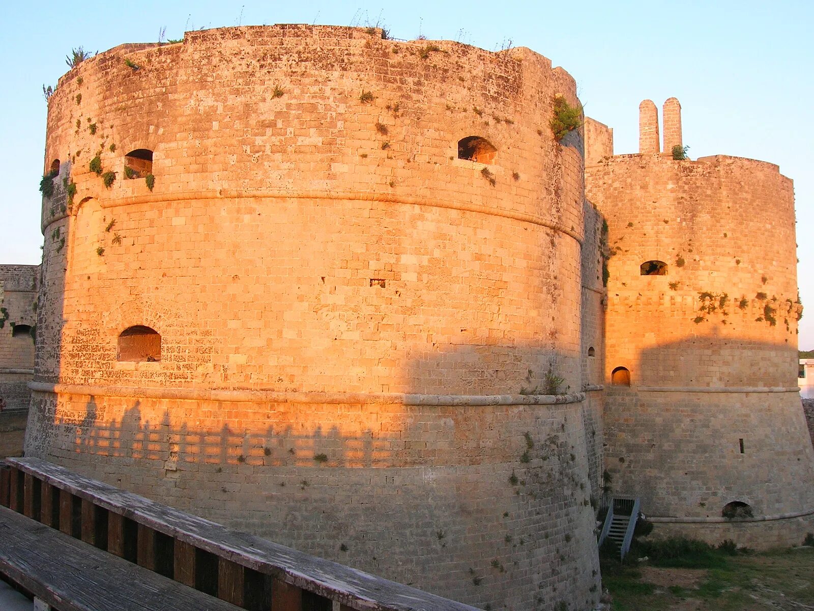 замок отранто отранто. крепость отранто. "замок отранто". замок отранто отранто. замок отранто италия.