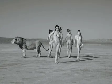 Walking Nudes by Sylvie Blum 