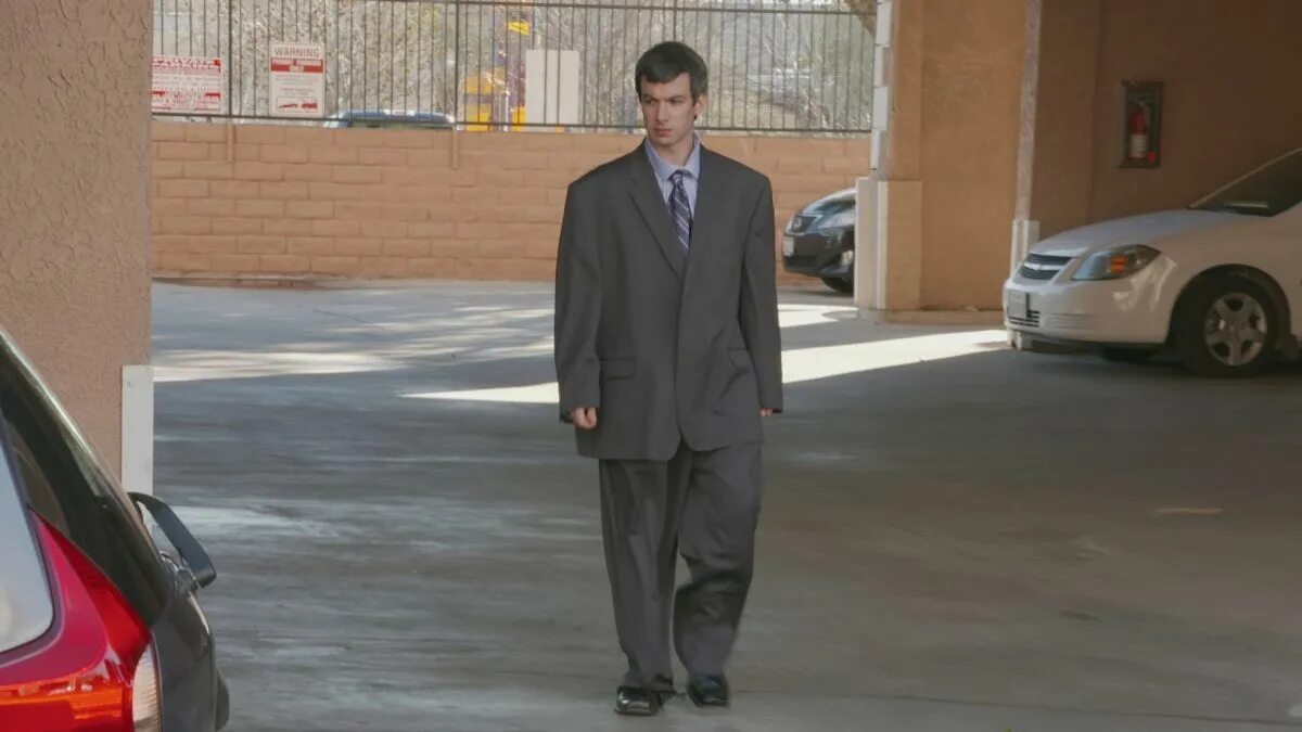 Нейтан спешит на выручку. Человек убегает с деньгами. Nathan for you (2013) - s03e06. Человек убегает. Человек спотыкается.