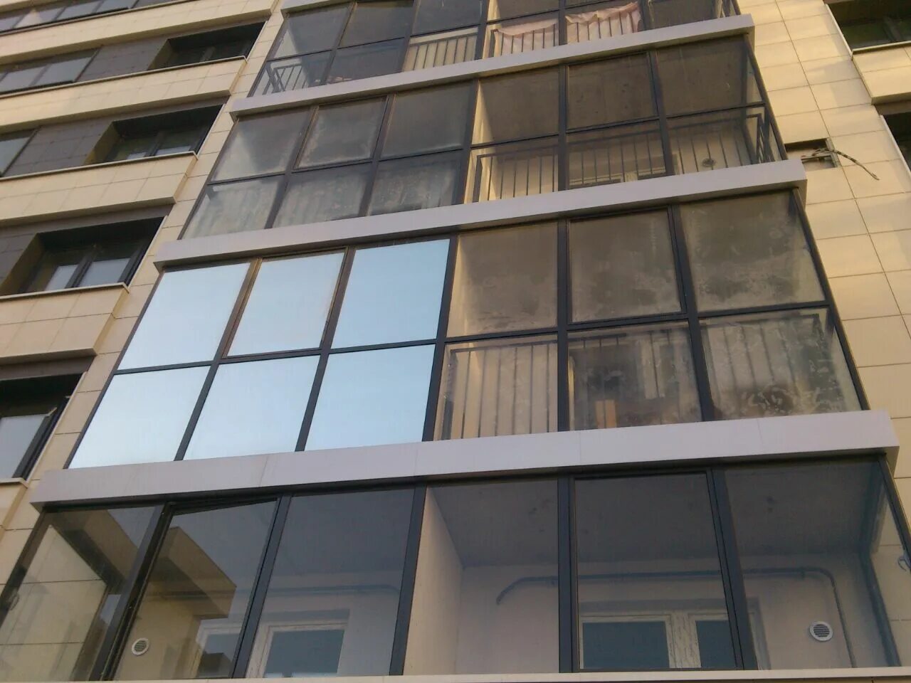 тонированные окна. тонированные окна в квартире. R silver 15/20. зеркальная тонировка на окна. зеркальная пленка на окна.
