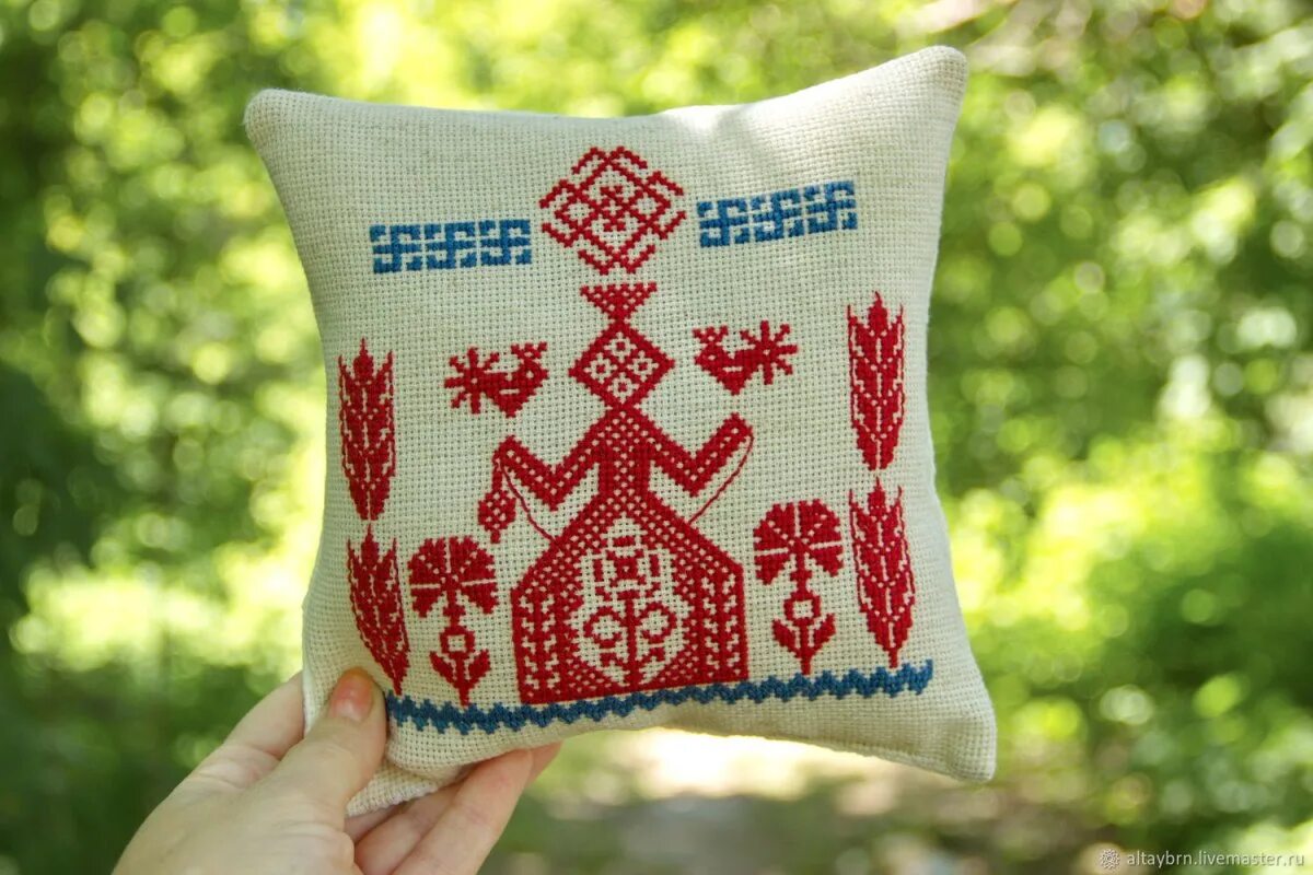 Оберег изображение. Славянская обережная вышивка макошь. макошь славянская богиня оберег вышивка. славянский оберег макошь вышивка. макошь славянская богиня символ.
