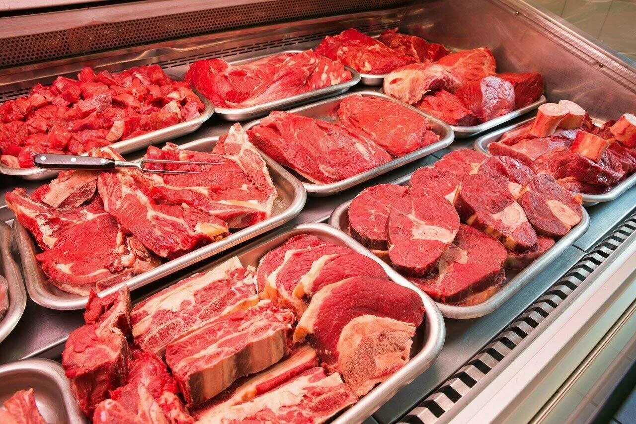 Витрина мясного магазина. Трава для стейка из говядины. Beef магазин. Прайм биф. Стейк топ сирлойн праймбиф.