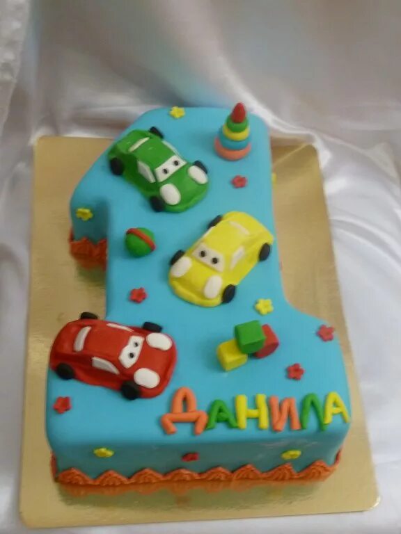 Торт бисквитный цифра 1 мальчику. Тортик с цифрой 1. Торт единичка для мальчика. Торт еденичкой для мальчика. Торт единичка для девочки.