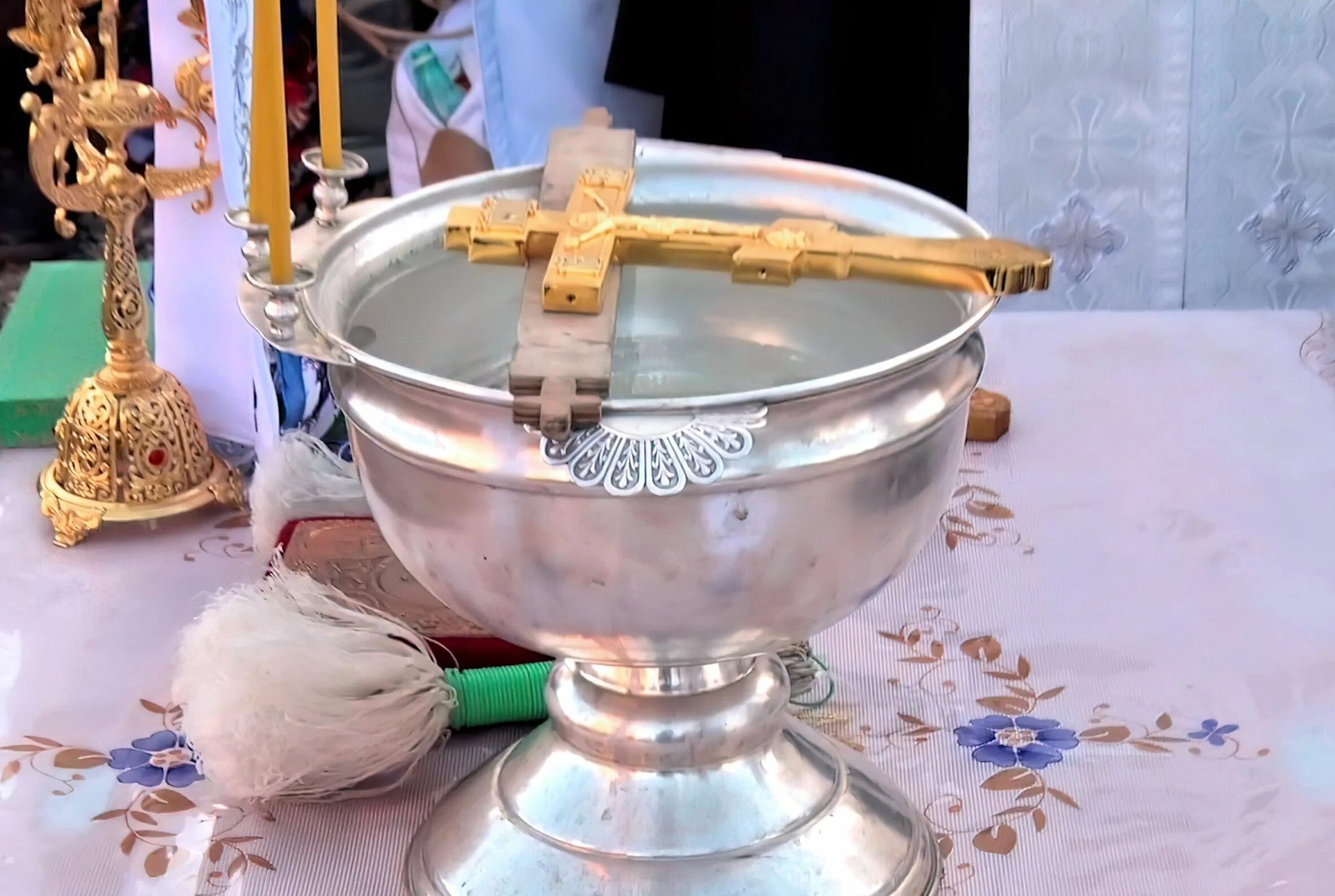 Что можно делать со святой водой. О крещенской воде. Что можно делать со святой водой. Отец александр настоятель храма в пятигорске. Что можно делать со святой водой.