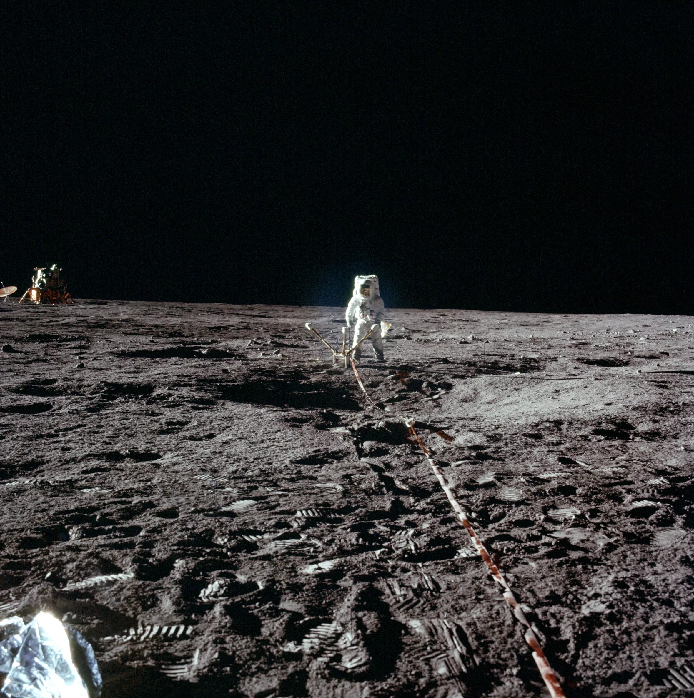 Есть ли на луне. Снимок на поверхности Луны Аполлон. Аполло-14 астронавты на Луне. Снимок миссии Аполлон 11. Поверхность Луны фото с Аполлона-11.
