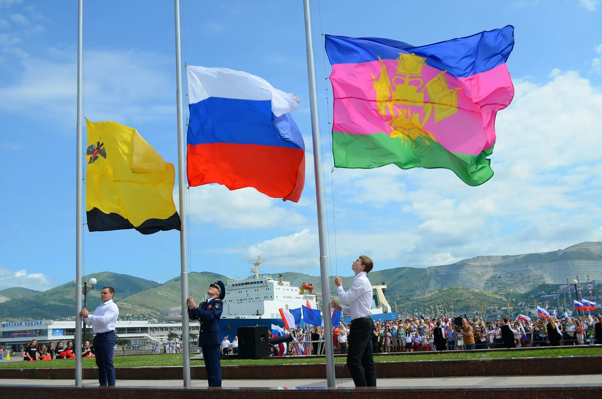 Лента краснодарский край. Флаг Новороссийска. Флаг Кубани. Флаг Новороссийска и Кубани. Флаг России и Краснодарского края.