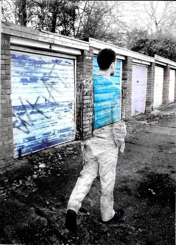 человек невидимка фото. люди в сером. незаметный человек. незаметный мужской макияж. человек на сером фоне.