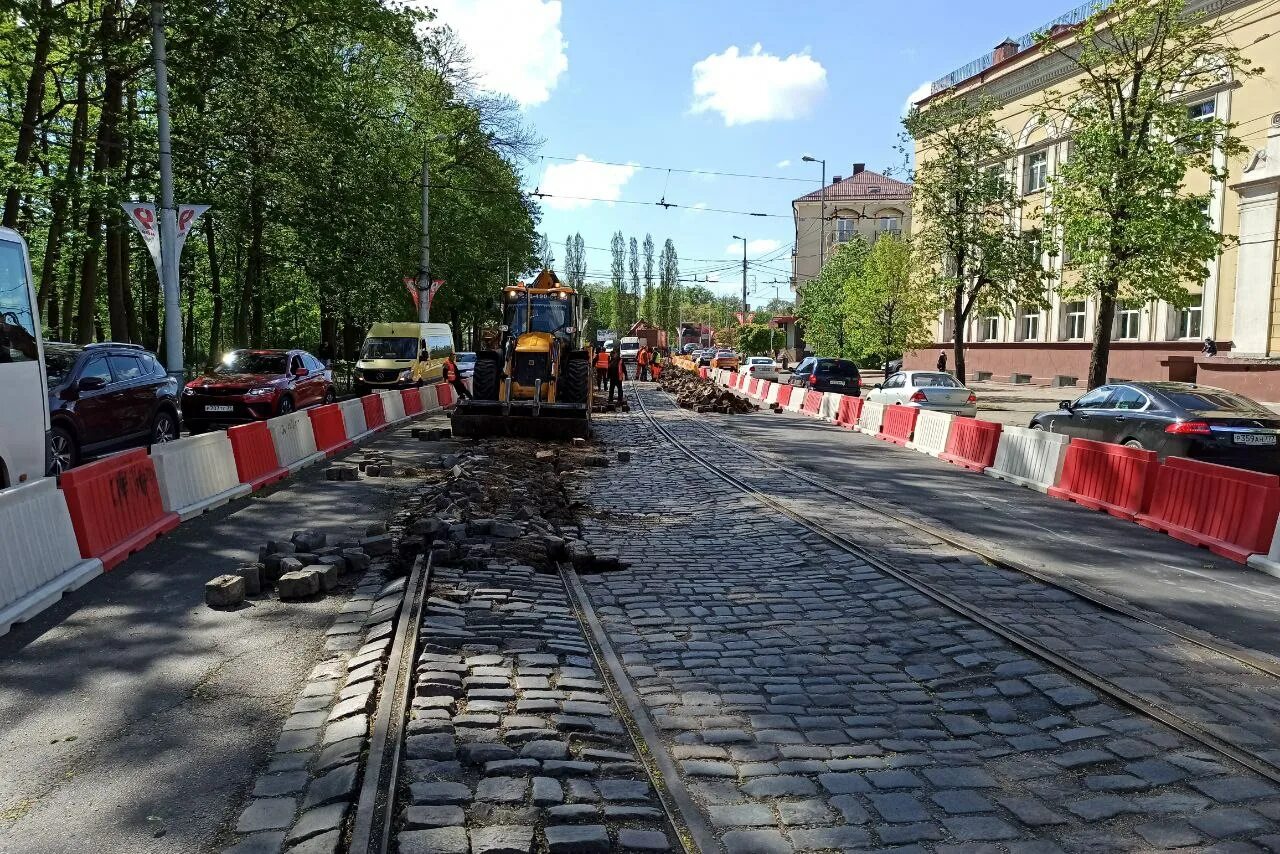 Ремонт трамвайных путей в самаре на новосадовой. Трамвайные рельсы. Ограждения трамвайных путей. Трамвайная пробка.