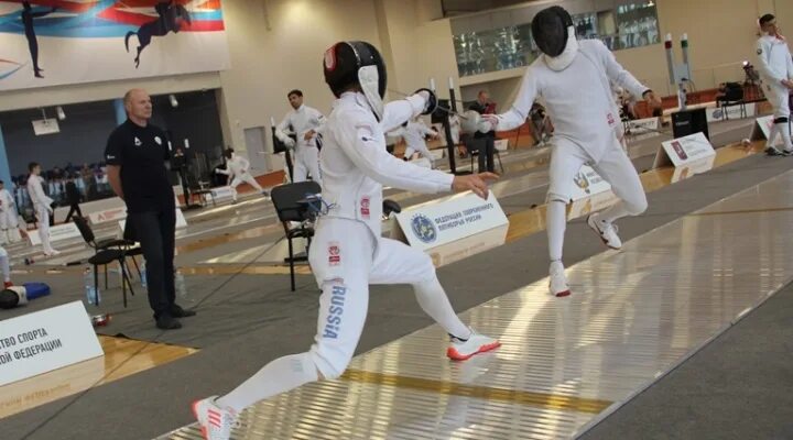 Фехтование входит в программу современного пятиборья. Фехтование пятиборье. спортивный фехтовальщик. матч по фехтованию.