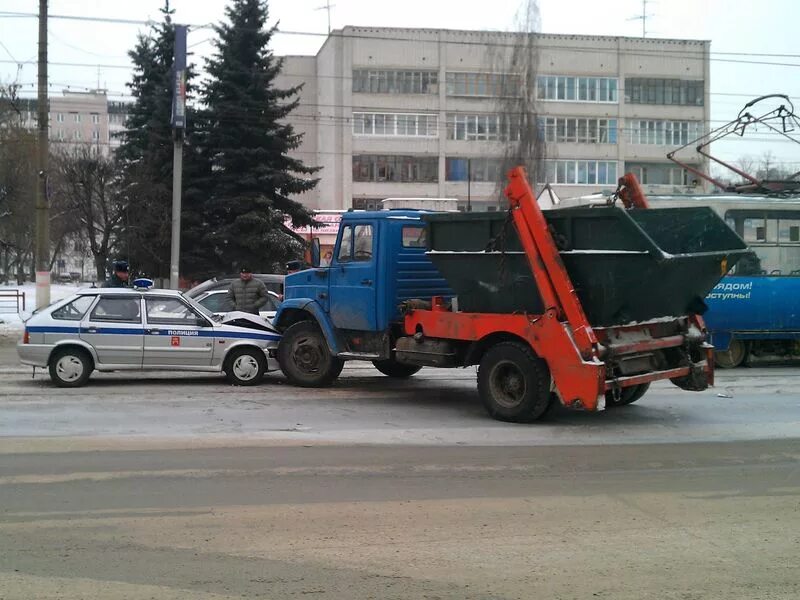 База мусоровозов. Мусоровоз. Мусоровоз полиция. Полицейская машина и мусоровоз. Мусоровозная машина.