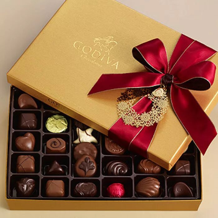 конфеты в красивой коробке. коробки конфет подарочные. конфеты в красивой подарочной упаковке. коробки конфет подарочные. красивые подарочные коробки.