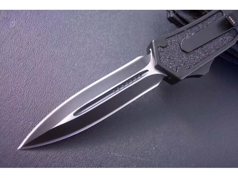 Снизу нож. Scarab Microtech 2005. Нож Microtech Carbon. Нож Джона Уика Microtech. Microtech складной нож.