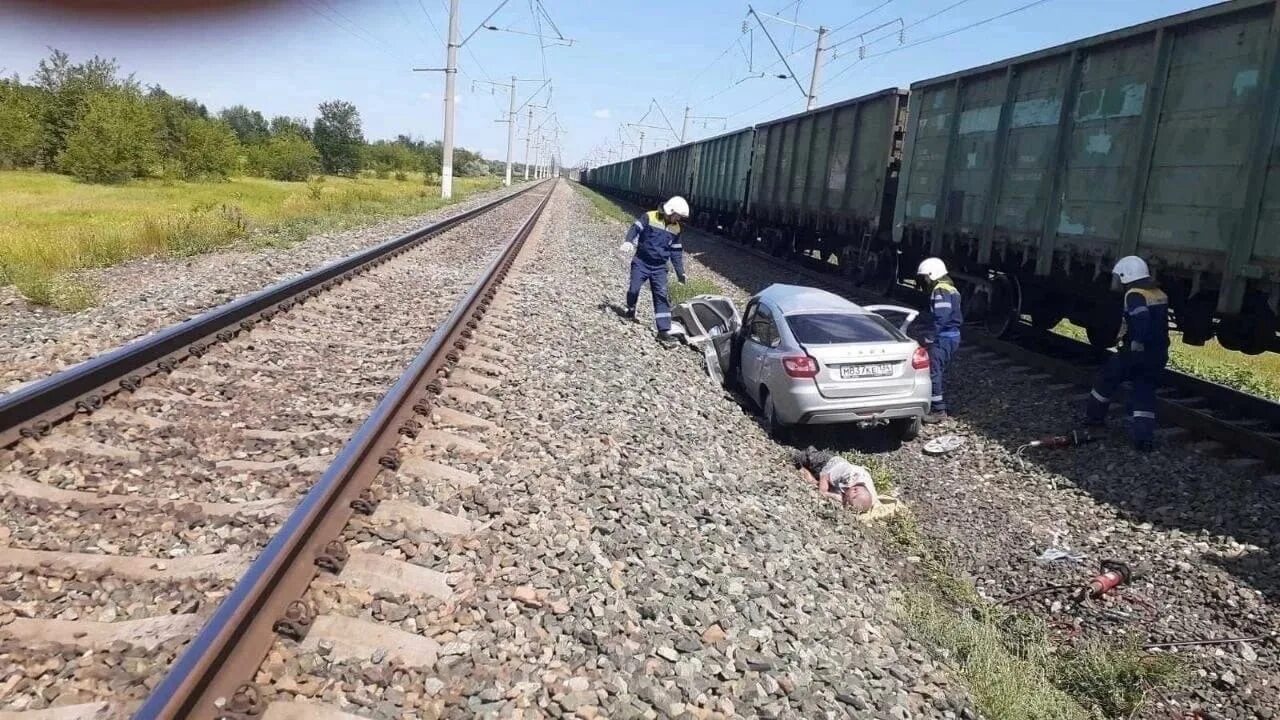 Авария на жд переезде в ярославской области. ДТП Камышинский район на железной дороге. Авария на железной дороге. Дорожно-транспортные происшествия на железнодорожных переездах.