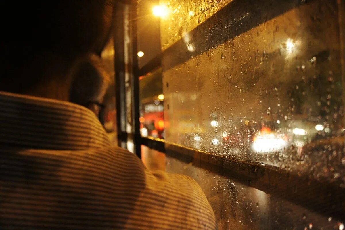 Вид из окна автобуса. Вид из окна автобуса ночью. Окно автобуса. Вид из автобуса зимой ночью. За окном дождь ночь фонари тает первый