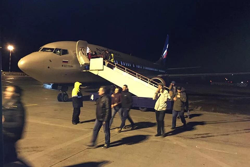 Самолет москва иркутск. Боинг 737 в улан-удэ. боинг 737-800 иркутск москва. самолет приземляется в аэропорту. посадка самолета.