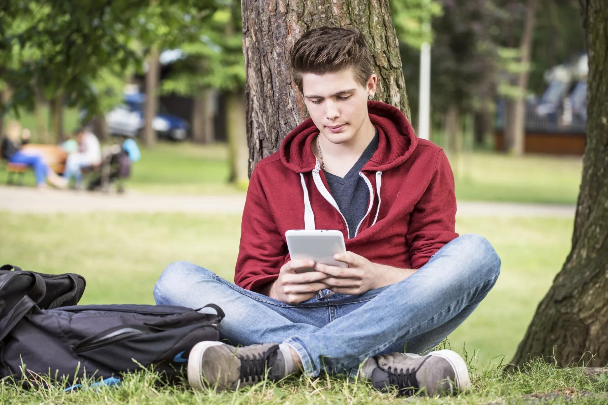 Fan reading. Парень студент. Молодой человек студент. Красивый студент. Молодой парень студент.