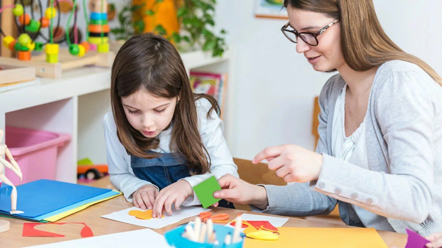 The teacher s table. Дети делают поделки. Дети на занятиях скрапбукингом. Дети и родители занимаются творчеством. Дети делают проект.