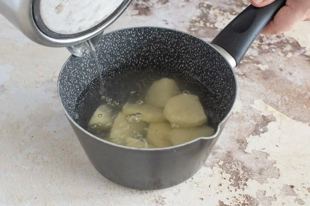 Есть ли вода в картошке. Картофель промытый в воде. Вода с солью для картошки как приготовить. Кекс картошка рецепт. Картофель промытый в воде в форме Куба.