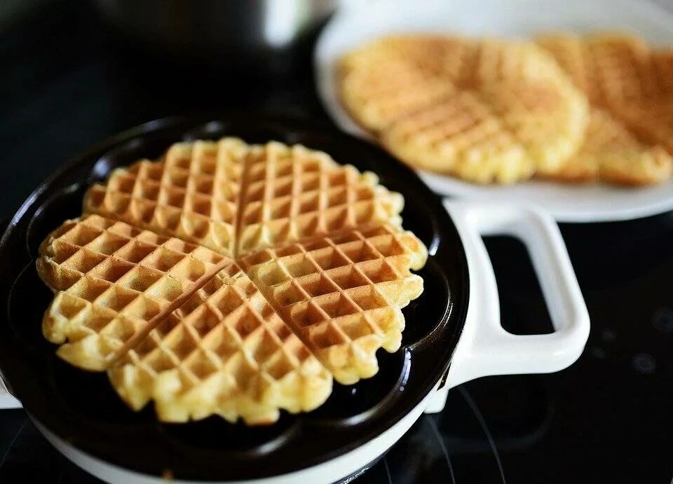 Вафельница 2022. Венские вафли в электровафельнице. Waffle maker вафельница. Вафельница для венских вафель. Пюре в вафельнице