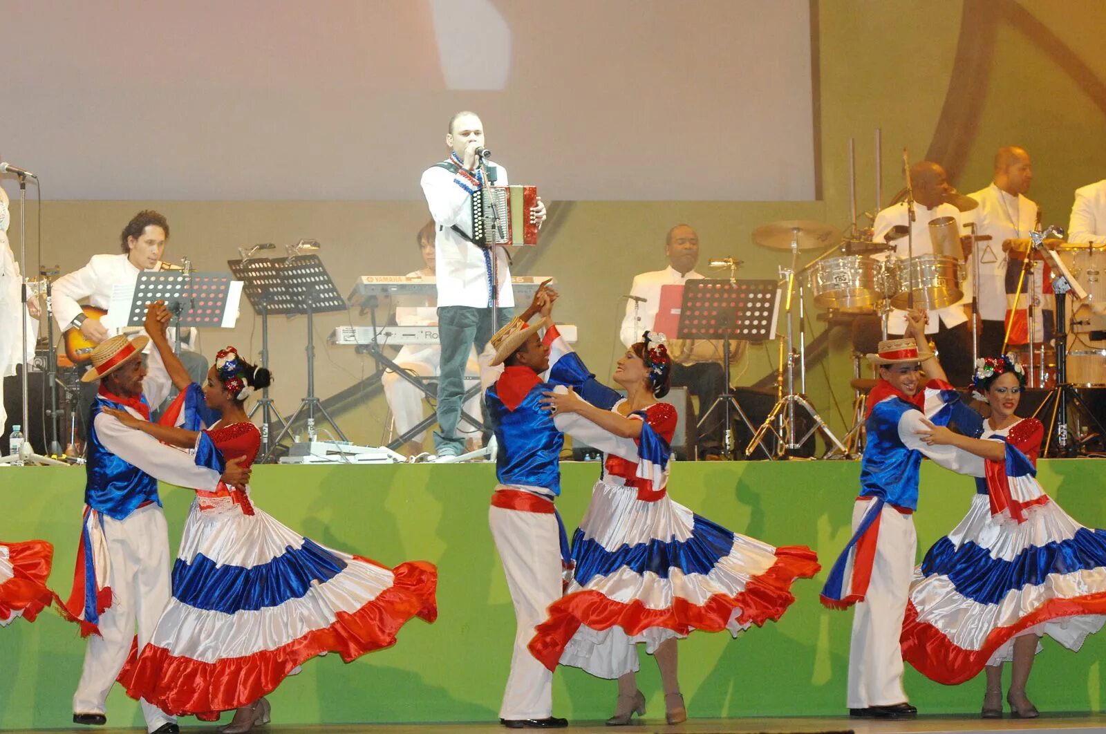Меренге танец. Доминиканская Республика меренге. Доминиканская Республика танцы. Национальный танец Доминиканы. Национальный костюм Доминиканы.