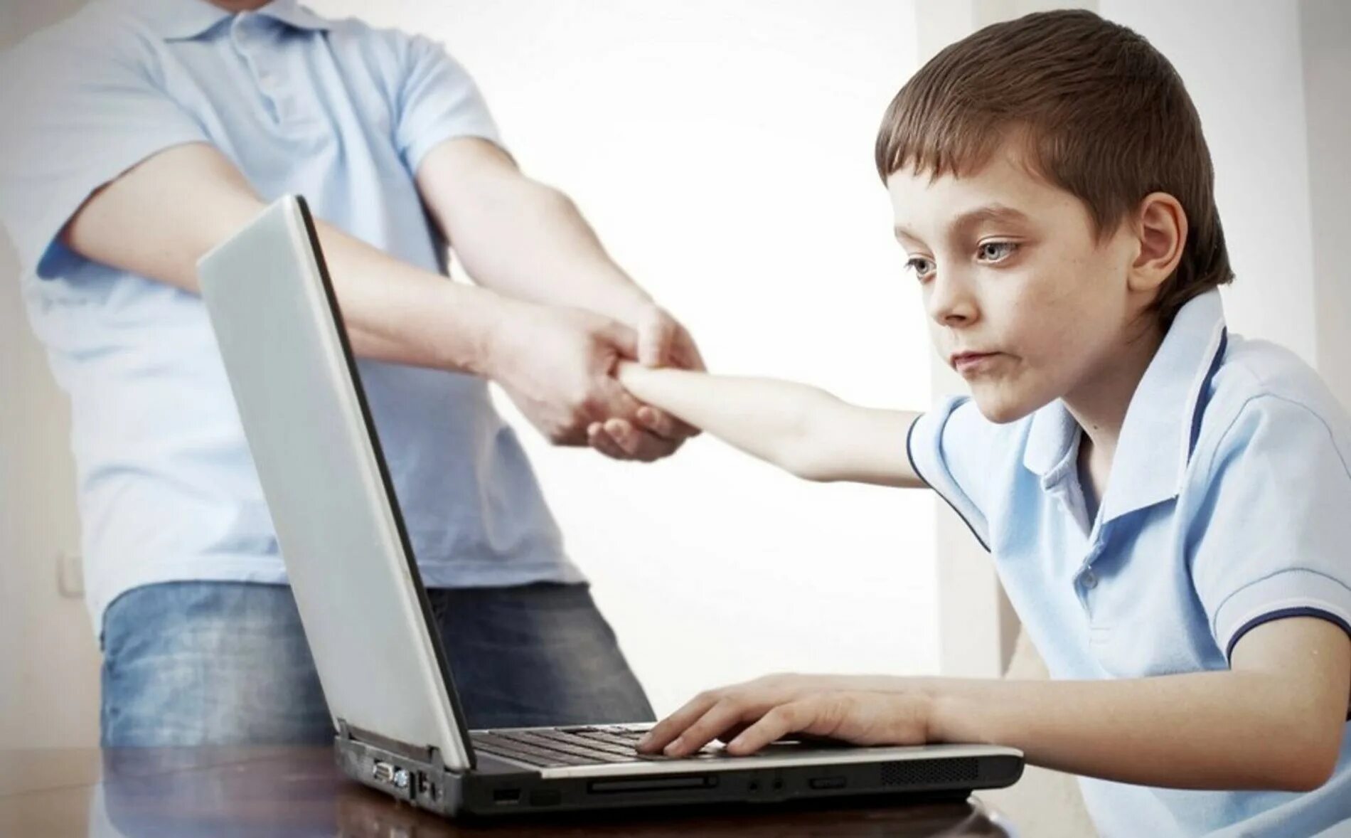 Мужчина женщина ноутбук. Человек за компьютером. Поиск информации в интернете иллюстрация. Искать информацию в интернете. Мужчина и женщина за компьютером.