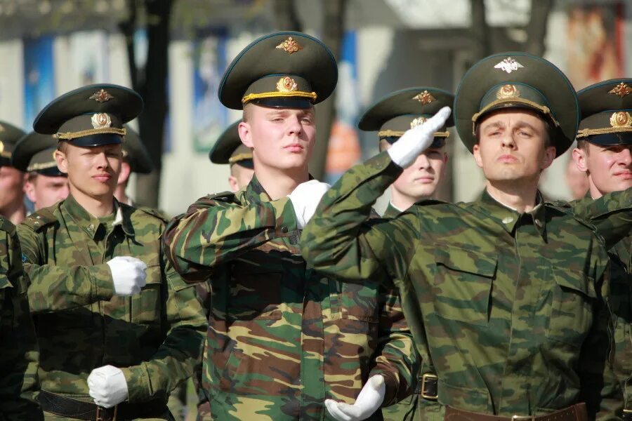 Даю честь. Военный отдает честь. воинское приветствие. солдат отдает честь. приветствие военнослужащих.