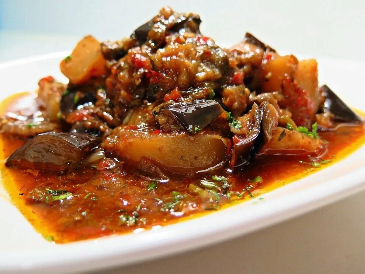 Рагу из баклажанов с овощами в кастрюле. Рагу из баклажанов и картофеля с говядиной. баклажан отдай в рагу.