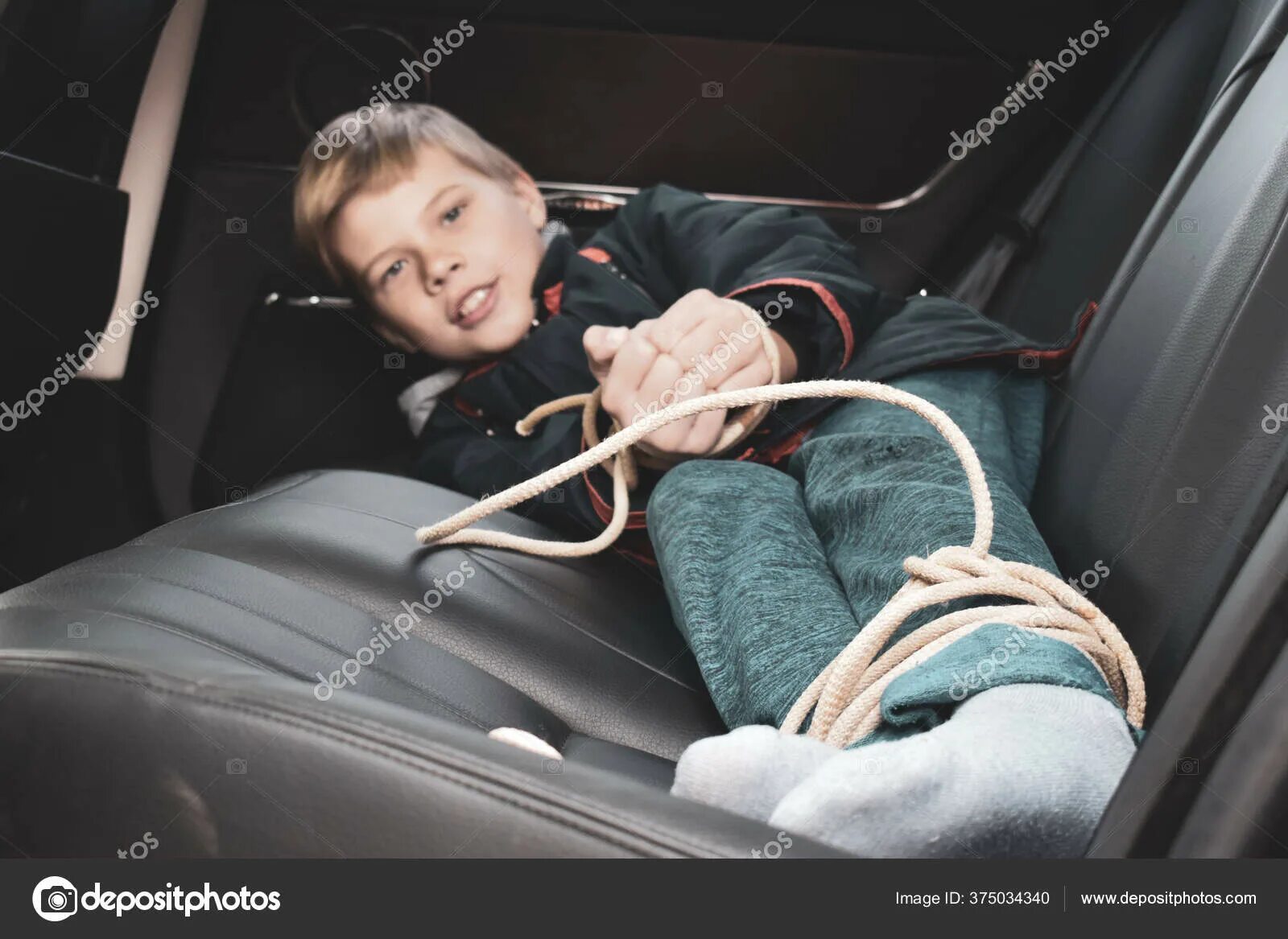 Мальчик связанный в машине. Связанные дети в багажнике. Песни мальчик на машине