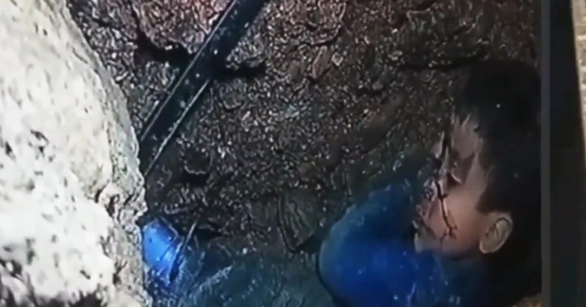 Девочка провалилась в люк. Дети упавшие в скважину. К чему снится ребенок провалился. Девочка упала в люк уфа. Двухлетняя девочка провалилась в открытый люк.