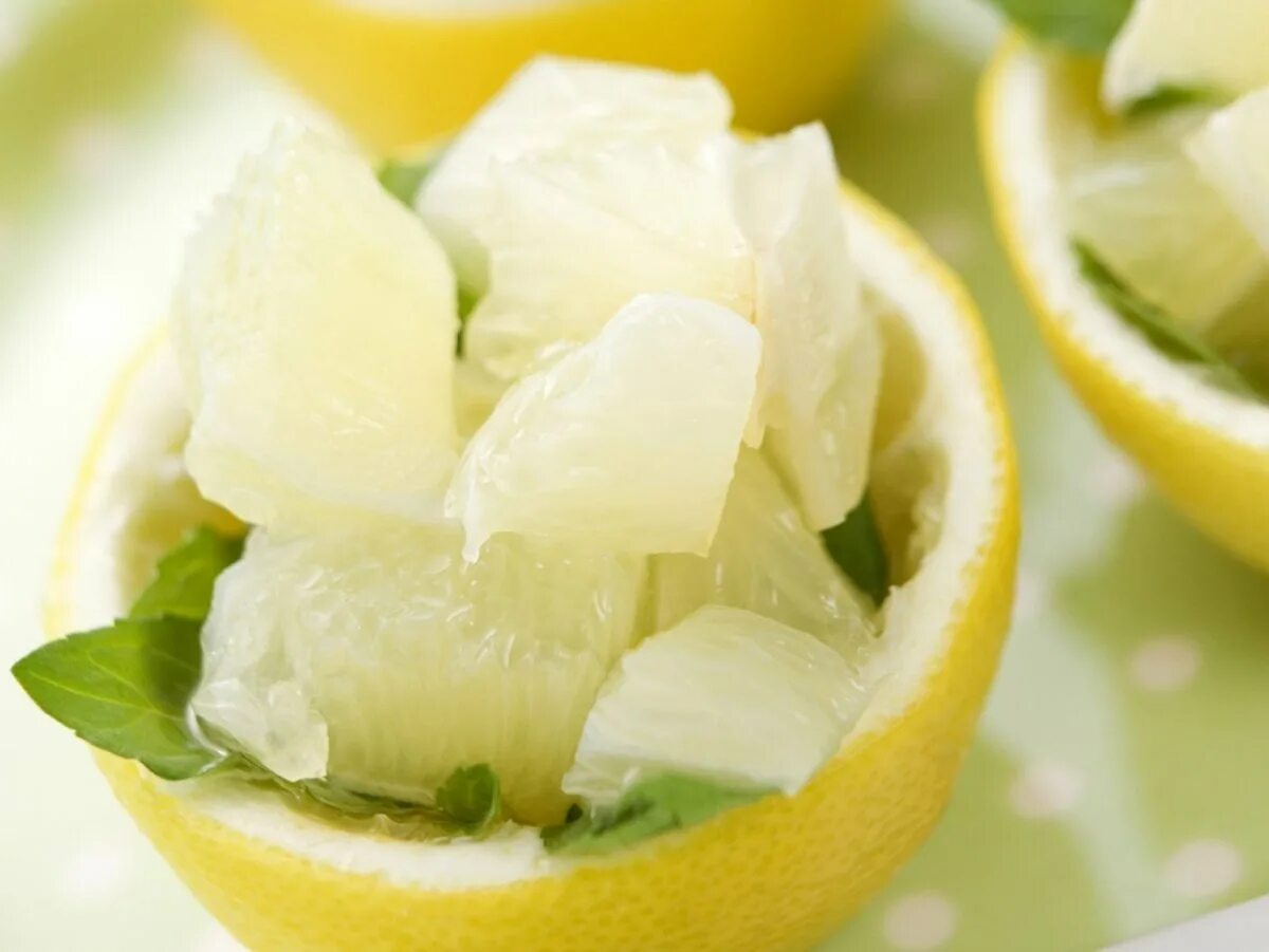 нарезанный помело. как нарезать помело на стол. красиво нарезать помело. красиво нарезать помело. нарезка помело красивая.