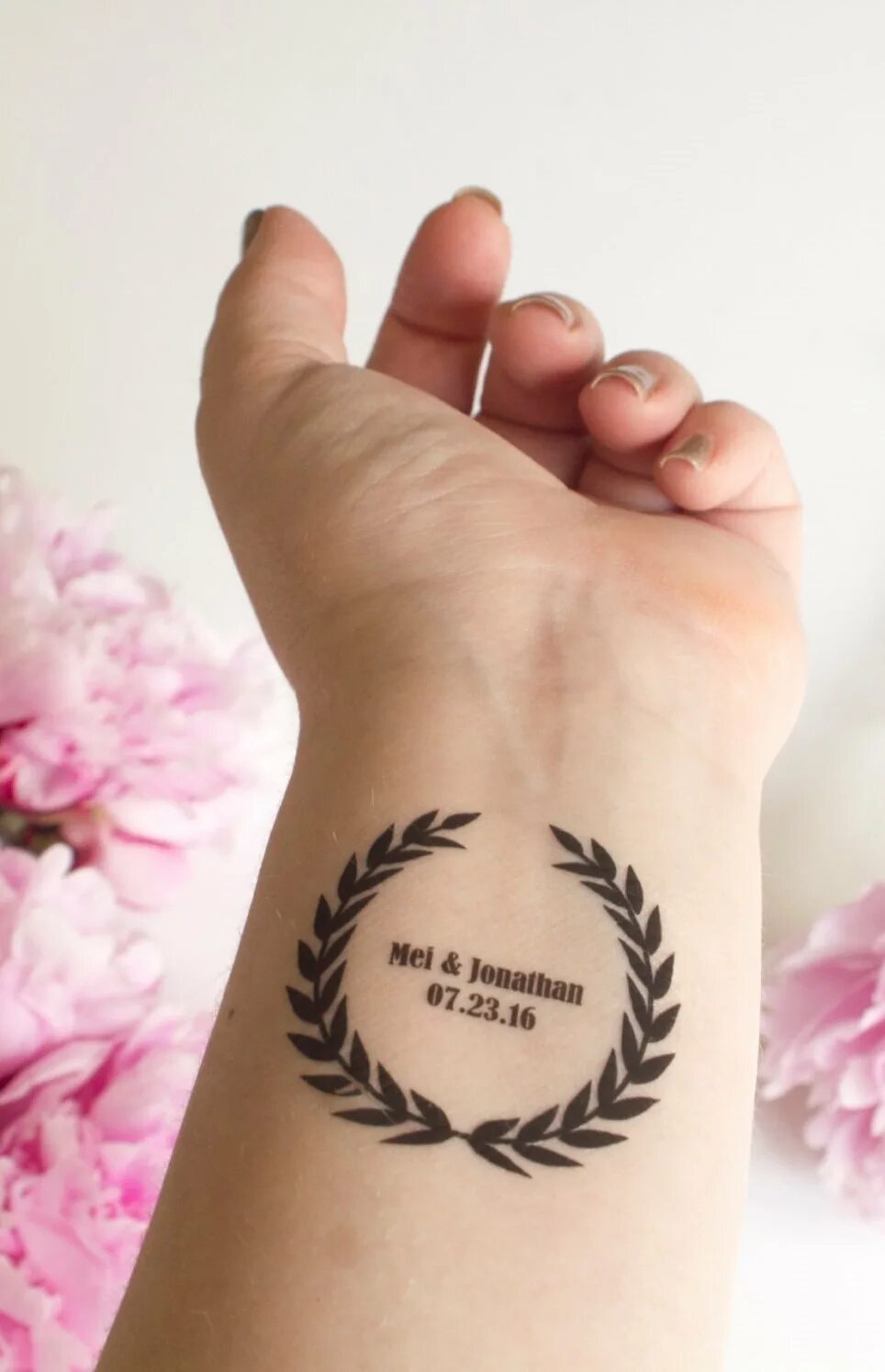 что означает тату венок. тату венок. тату в виде лаврового венка. лавровый венок тату. тату венок на колене.