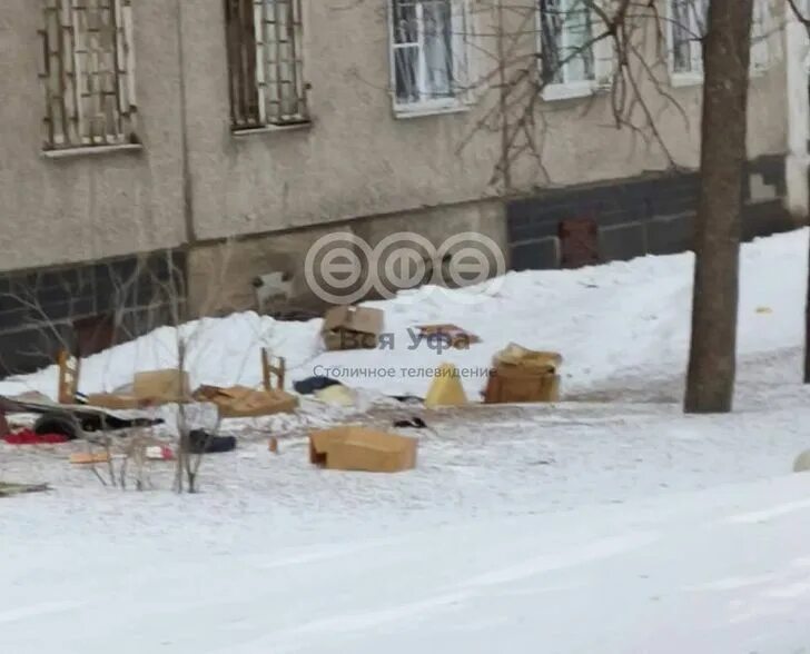 В уфе нашли двух. Типичная пятиэтажка в России. 9 Этажка в снегу.
