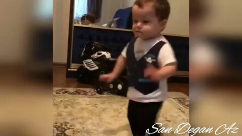 Мальчик танцует под песню