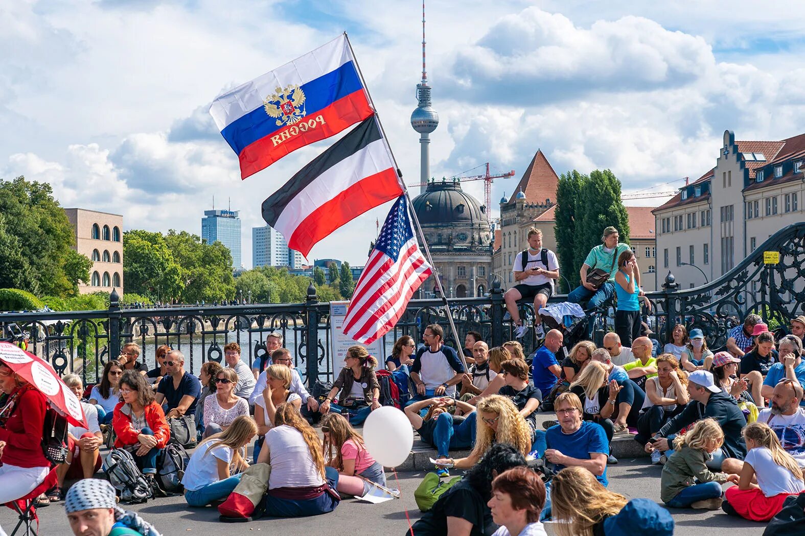 Германия русскоговорящие. Российские немцы в Германии. Митинги в Германии. Митинги русских в Германии. Протесты в Германии.