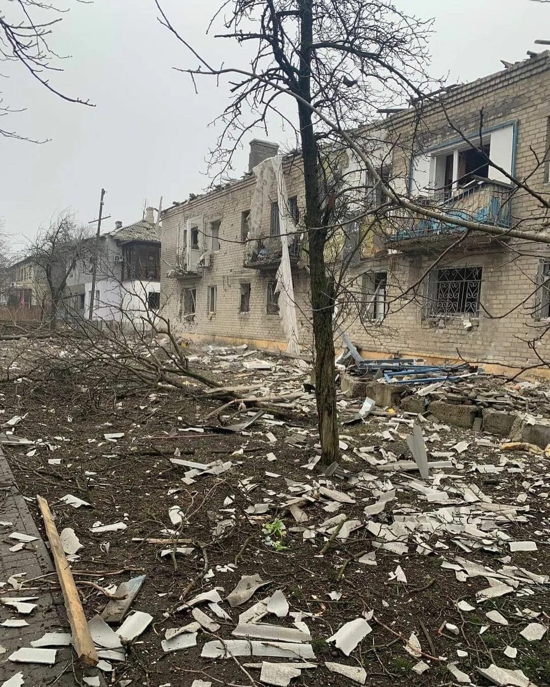 Донецк панорама 2022. Обстрел жд вокзала в донецке. Днр массированные обстрелы 2022. Новые видео донецк. Мариуполь 2023 дом.