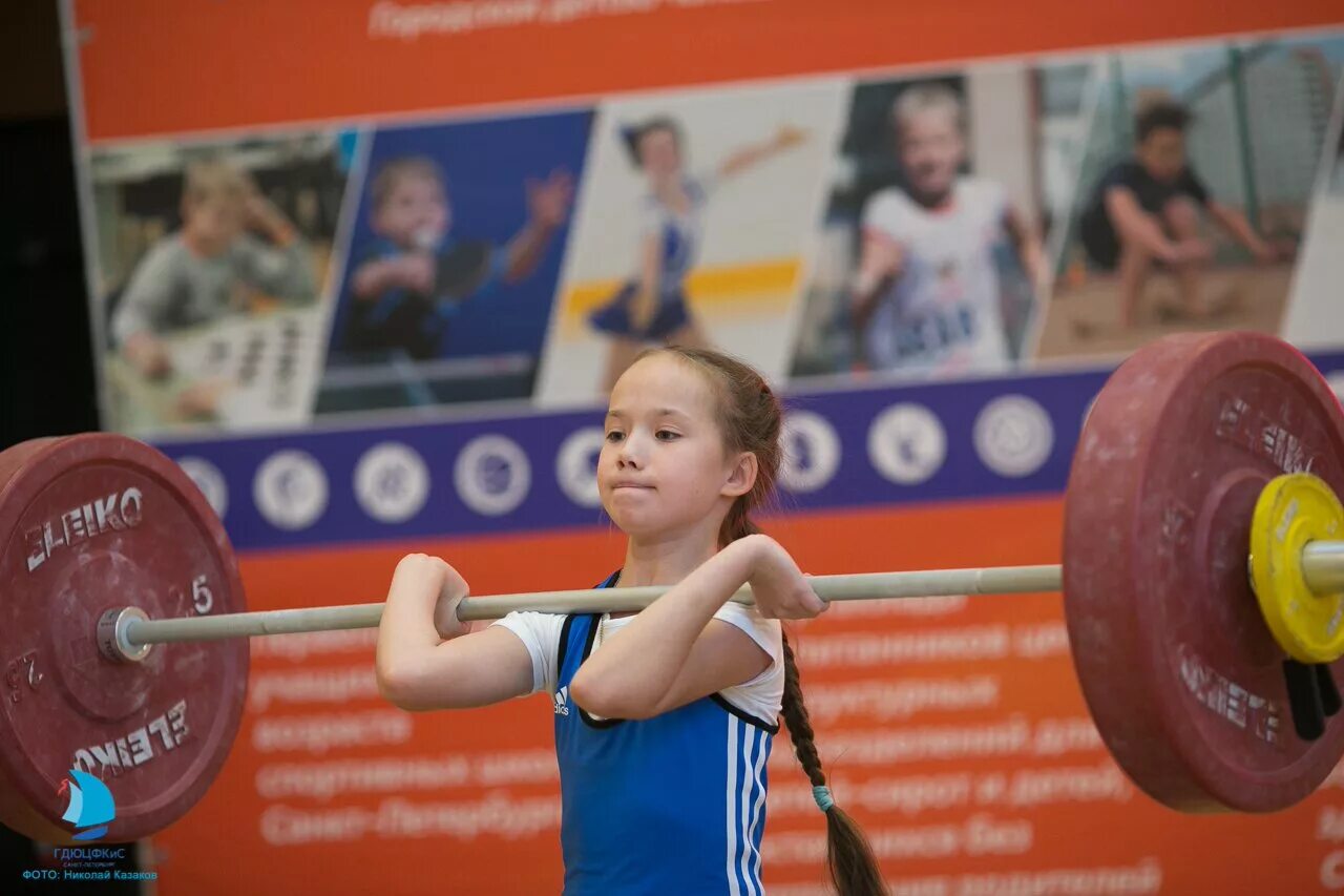 тяжелая атлетика дети. со скольки лет заниматься тяжелой атлетикой. ребенок со штангой. детские соревнования по тяжелой атлетике. пауэрлифтинг дети.