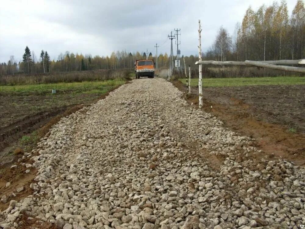 Чем лучше отсыпать дорогу. Песчано-гравийная смесь дорога. Щебень дорога. Отсыпка дороги. Отсыпка щебнем.