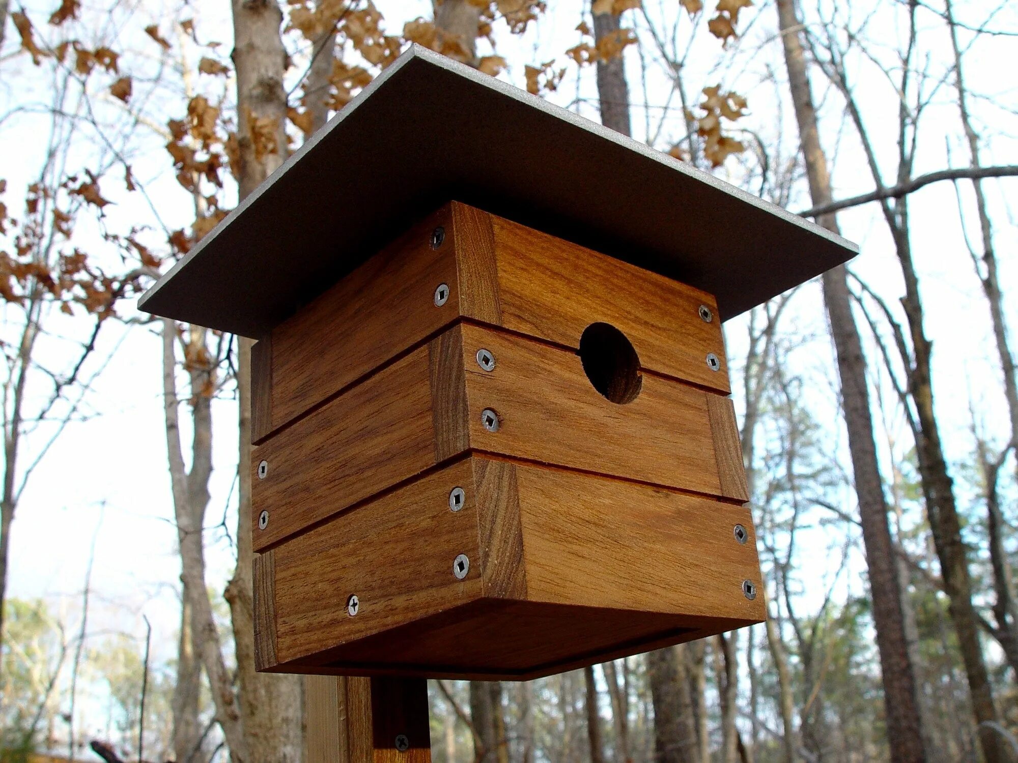 Самодельный скворечник. Необычные скворечники. Синичник. Скворечник из досок. Легкий скворечник.
