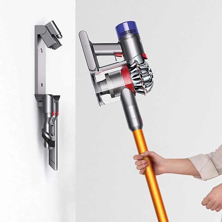 Как работает дайсон. Dyson v7 v8 vacuum cleaner. пылесос dyson v8 размер ручки. розетка под пылесос дайсон. держатель для щетки пылесоса dyson.