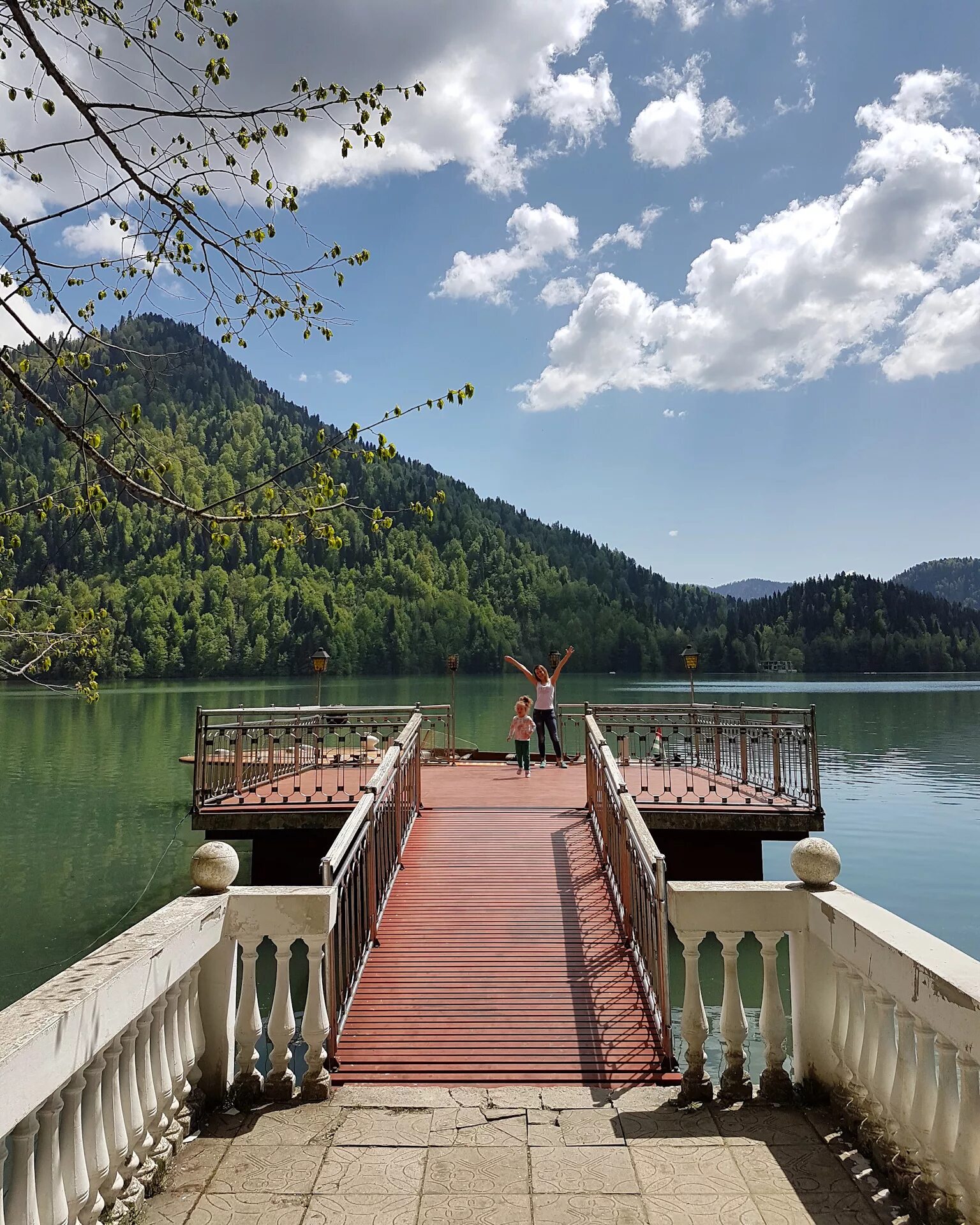 Новый афон рица. Озеро Рица. Гагры озеро Рица. Рица озеро Абхазия набережная. Озеро Рица Абхазия лето.