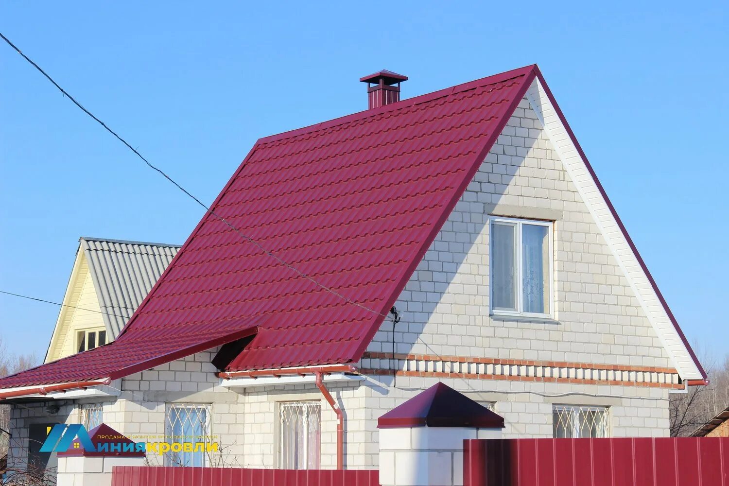 Фронтон металлочерепица. Софит ral 3005. ral 3005 металлочерепица. фасад ral 3005. крыша ral 3005.