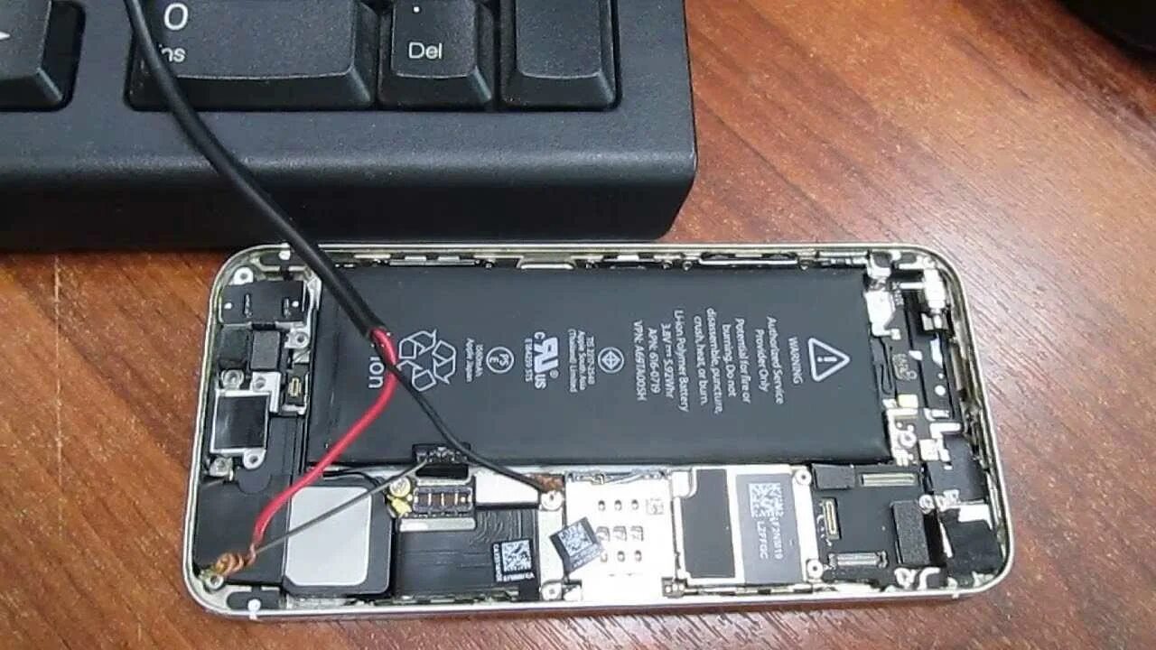 Айфон никак не реагирует. Iphone 6 s акб зарядка напрямую. 4s зарядка аккумулятора напрямую. плюс и минус на аккумуляторе iphone 5s. аккумулятор айфон без зарядки.