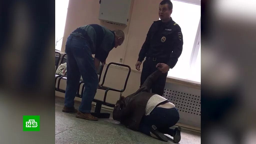 Как узнать задержанных в полиции. Пытки задержанных в полиции. полицейский пытает задержанного. милиционеры пытали мужчину.