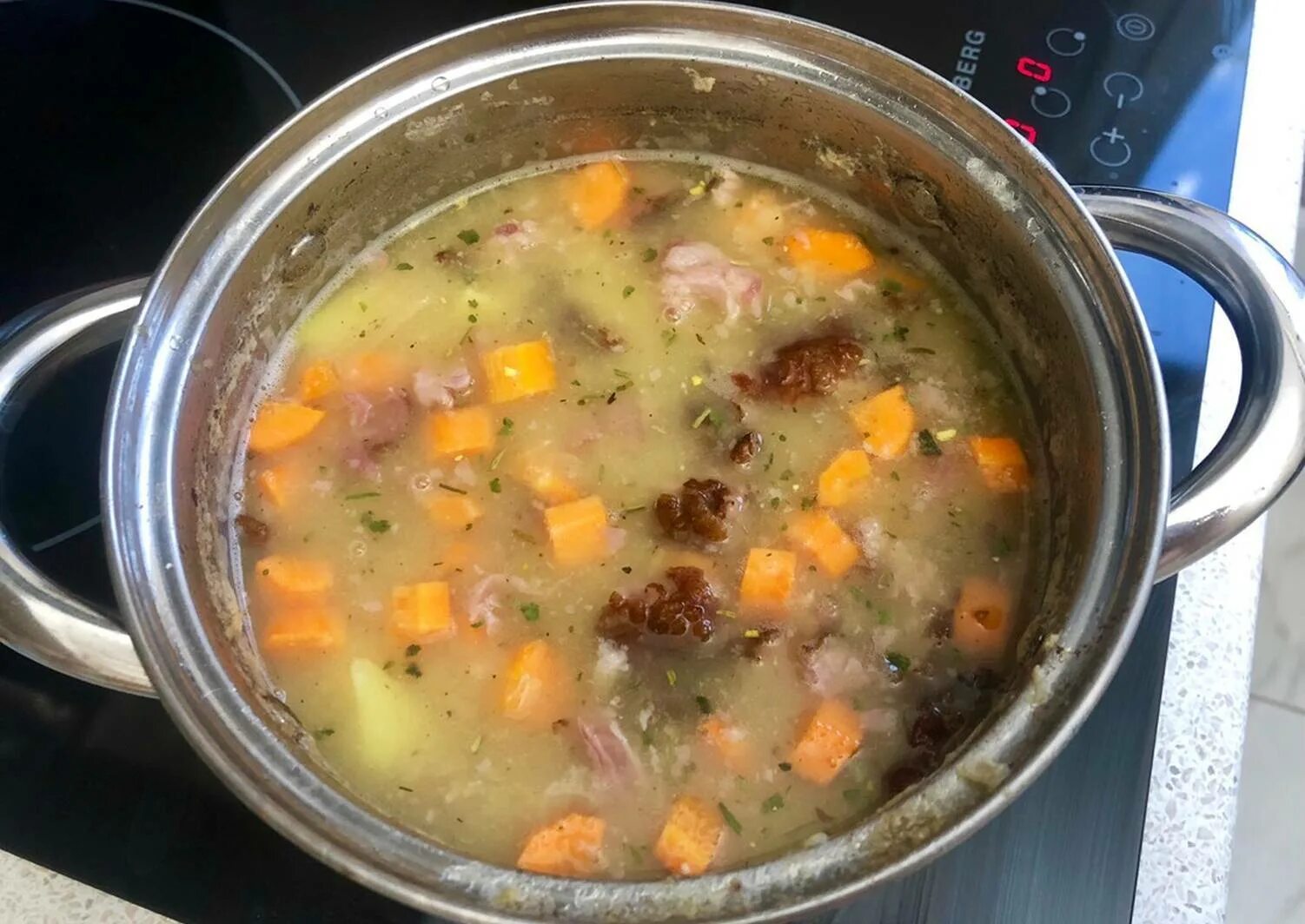 Суп в кастрюле. Суп гороховый. Суп гороховый с копченостями. Гороховый суп с ребрышками.