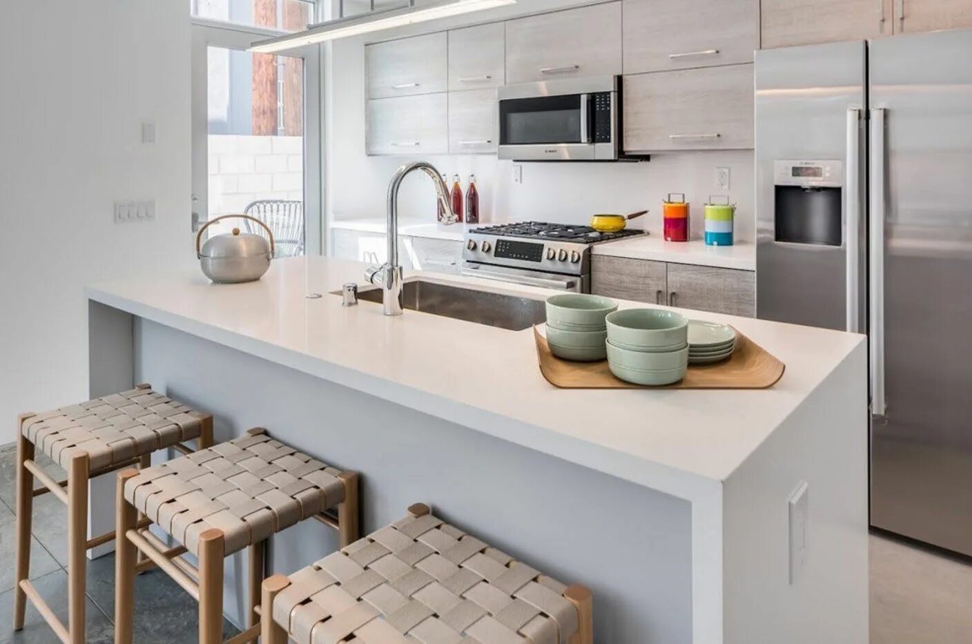 Кухня вдоль одной стенки. Кухня в один ряд. Кухня в одну стену. Планировка кухни вдоль стены. Навесные шкафы до потолка на кухне.